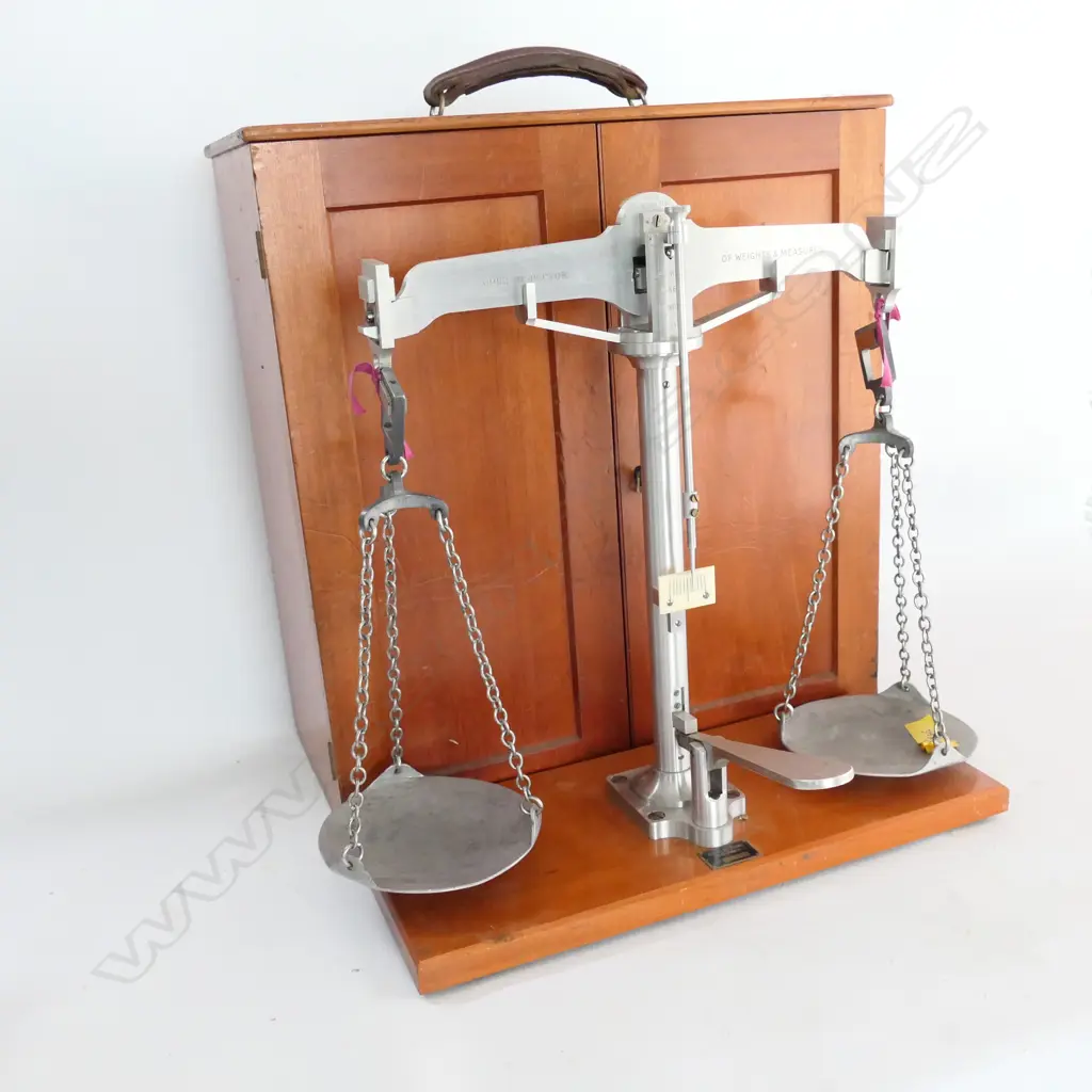 CHIEF INSPECTOR, BOARD OF TRADE BEAM BALANCE IN CEDAR BOX Image 1++